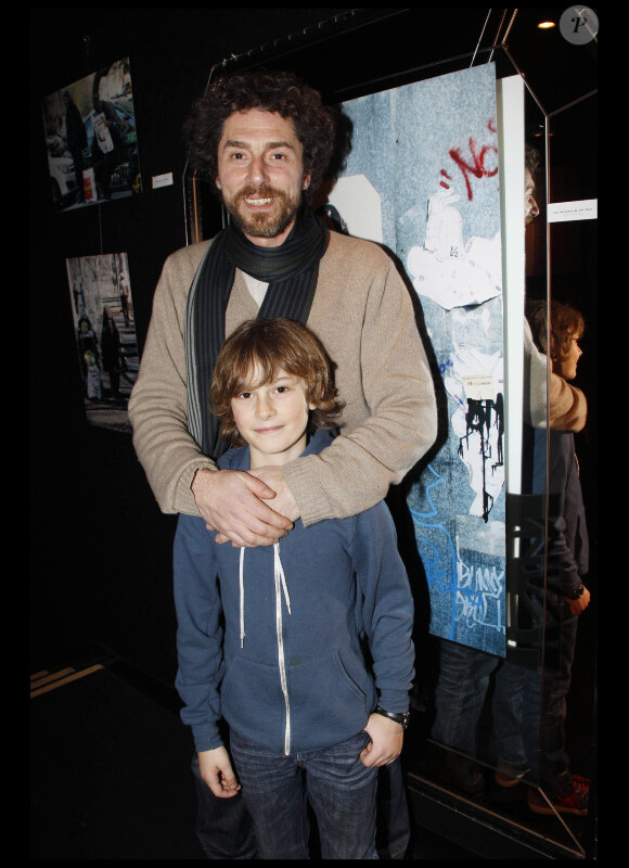 Simon Lelouch et son fils Boaz découvrent l'exposition photographique de Valérie Perrin au Ciné 13 Théâtre, à Paris. Janvier 2012