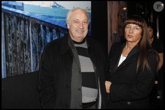 Marcel Campion et son épouse découvrent l'exposition photographique de Valérie Perrin au Ciné 13 Théâtre, à Paris. Janvier 2012