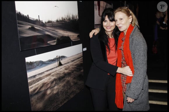 Marthe Keller découvre l'exposition photographique de Valérie Perrin au Ciné 13 Théâtre, à Paris. Janvier 2012