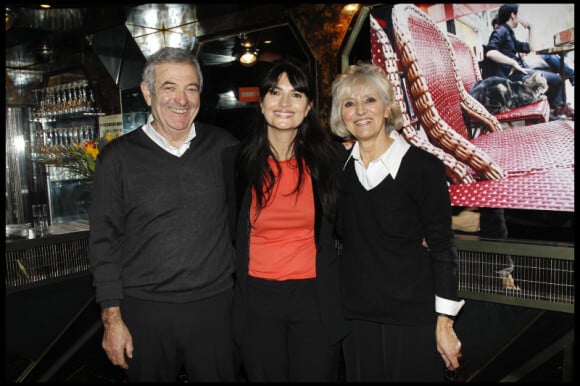 Les parents de Valérie Perrin découvre l'exposition photographique de leur fille au Ciné 13 Théâtre, à Paris. Janvier 2012