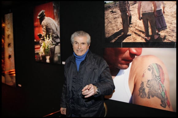 Claude Lelouch lors de l'exposition photographique de sa compagne Valérie Perrin au Ciné 13 Théâtre, à Paris. Janvier 2012