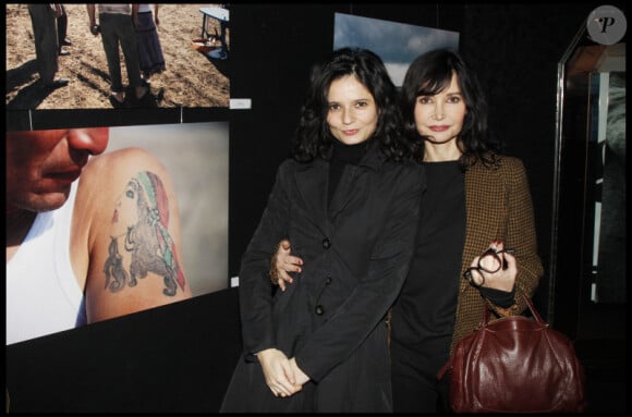 Evelyne Bouix et Salomé Lelouch découvrent l'exposition photographique de Valérie Perrin au Ciné 13 Théâtre, à Paris. Janvier 2012