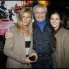 Sarah Lelouch et Shaya entourent leur papa Claude découvrent l'exposition photographique de Valérie Perrin au Ciné 13 Théâtre, à Paris. Janvier 2012
