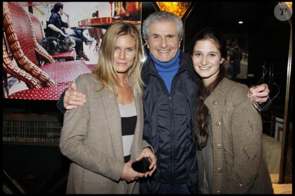 Sarah Lelouch et Shaya entourent leur papa Claude découvrent l'exposition photographique de Valérie Perrin au Ciné 13 Théâtre, à Paris. Janvier 2012