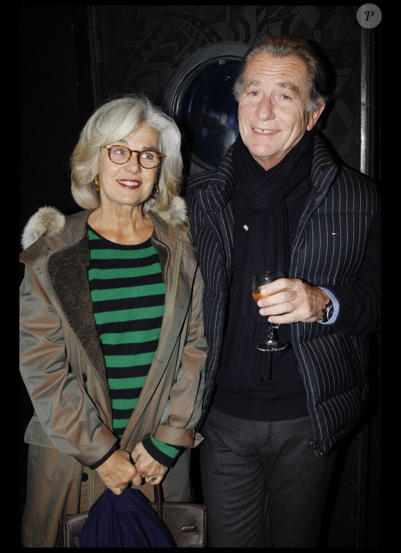 William Leymergie et son épouse découvrent l'exposition photographique de Valérie Perrin au Ciné 13 Théâtre, à Paris. Janvier 2012