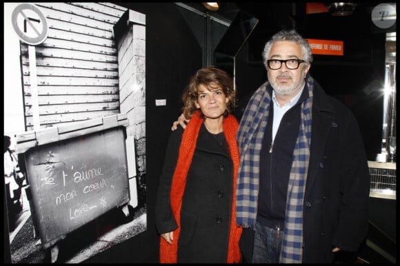 Paul Boujenah et son épouse découvrent l'exposition photographique de Valérie Perrin au Ciné 13 Théâtre, à Paris. Janvier 2012
