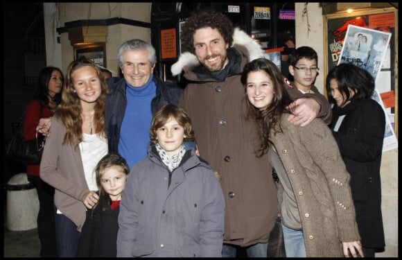 Claude Lelouch entouré de ses enfants et petits-enfant, lors de l'exposition photographique de Valérie Perrin au Ciné 13 Théâtre, à Paris. Janvier 2012