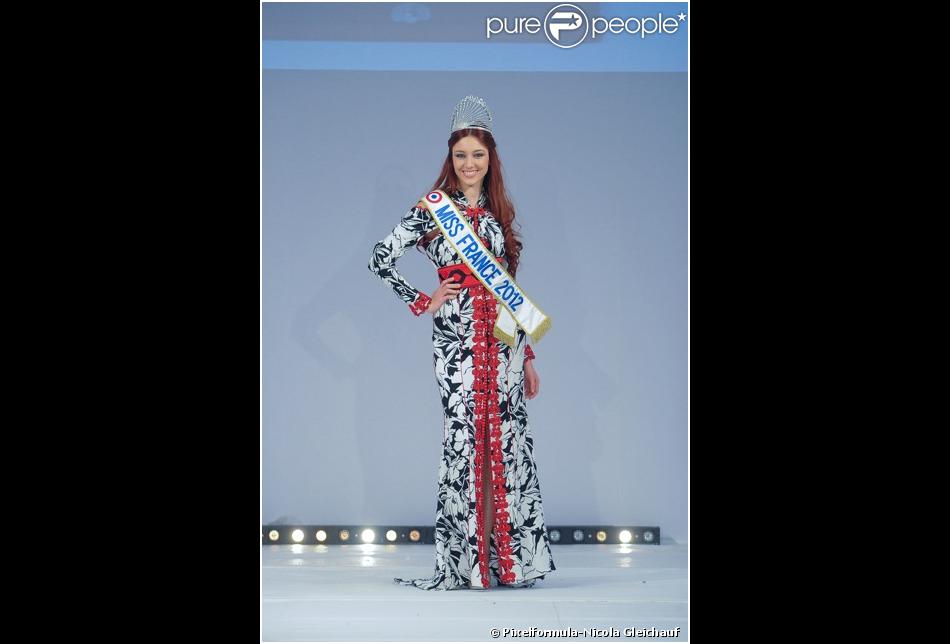 La ravissante Delphine Wespiser, Miss France 2012, lors du défilé
