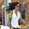Kelly Rowland sort d'un magasin où elle a acheté un body Bob Marley pour la petite Ivy Blue Carter, la fille de Beyoncé et Jay-Z, le 9 janvier 2012 à New York