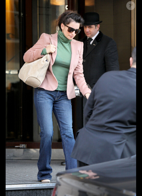 Penélope Cruz est aperçue à la sortie de l'hôtel Berkeley à Londres, le 17 janvier 2012.
