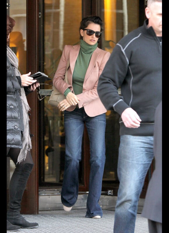 Masquée derrière ses lunettes de soleil, l'actrice Penélope Cruz quitte l'hôtel Berkeley dans lequel elle a séjourné pour quelques jours. Londres, le 17 janvier 2012.