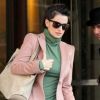 Après quelques jours passés en famille à Londres, Penélope Cruz quitte la capitale anglaise avec un flop look. Le 17 janvier 2012.