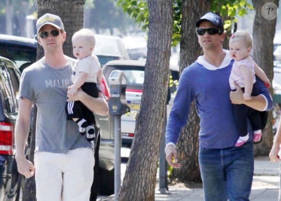 Neil Patrick Harris, David Burtka et leurs jumeaux à Los Angeles, en juin 2011