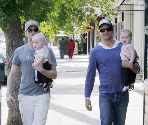 Neil Patrick Harris, David Burtka et leurs jumeaux à Los Angeles, en juin 2011