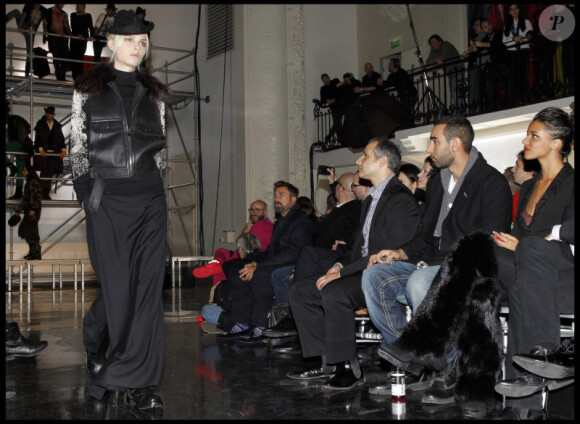 La Fouine et Shy'm observent Andrej Pejic défiler pour Jean-Paul Gaultier à Paris, le 19 janvier 2012.