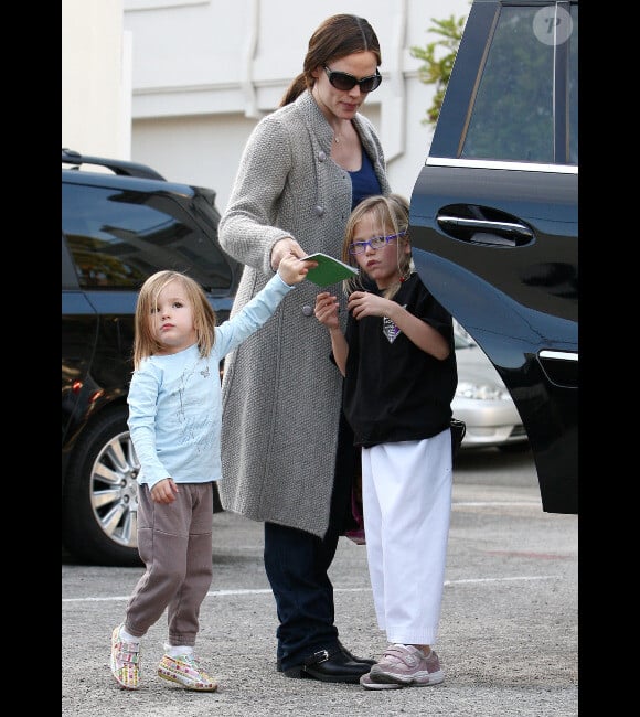 Jennifer Garner et ses filles Violet et Seraphina le 9 décembre 2011 à Los Angeles