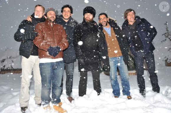 Côme Levin, Romain Lévy, Douglas Attal, Clovis Cornillac, Manu Payet et Pascal Demolon prennent la pose pendant le photocall de Radiostar durant le 15e Festival du film de comédie de l'Alpe d'Huez le 20 janvier 2012
