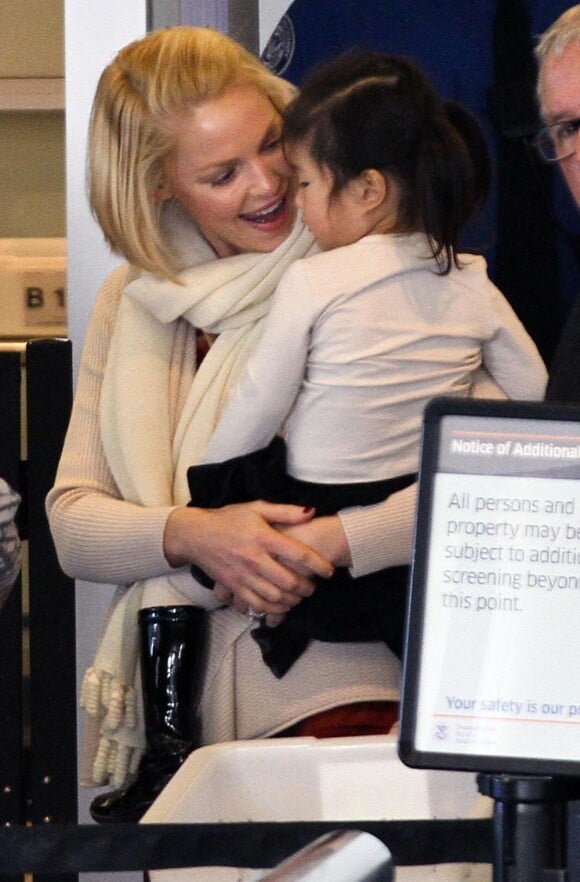 Katherine Heigl et sa fille Naleigh, joyeuses avant d'embarquer dans l'avion pour New York. Los Angeles, le 21 janvier 2012.