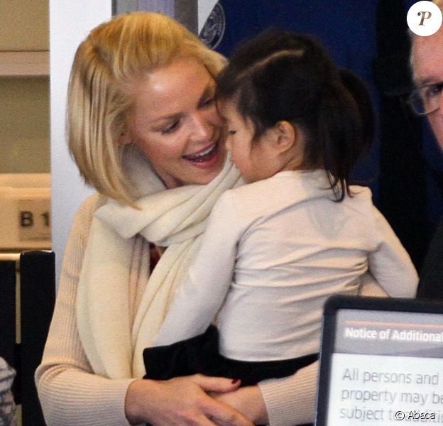 Katherine Heigl et sa fille Naleigh, joyeuses avant d'embarquer dans l'avion pour New York. Los Angeles, le 21 janvier 2012.