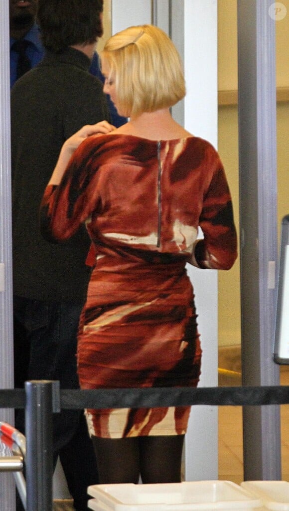Katherine Heigl, sexy dans une robe près du corps à l'aéroport de Los Angeles, le 21 janvier 2012.