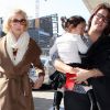 Katherine Heigl débarque avec sa fille Naleigh et une autre membre de sa famille à l'aéroport de Los Angeles, le 21 janvier 2012.
