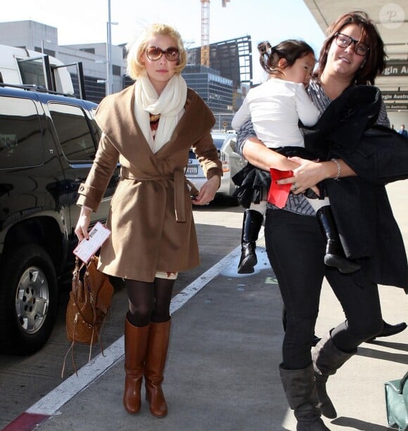 Katherine Heigl débarque avec sa fille Naleigh et une autre membre de sa famille à l'aéroport de Los Angeles, le 21 janvier 2012.