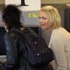 Katherine Heigl rieuse avec les employés de l'aéroport de Los Angeles, quelques minutes avant d'embarquer pour New York. Le 21 janvier 2012.