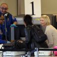 Katherine Heigl rieuse avec les employés de l'aéroport de Los Angeles, quelques minutes avant d'embarquer pour New York. Le 21 janvier 2012.
