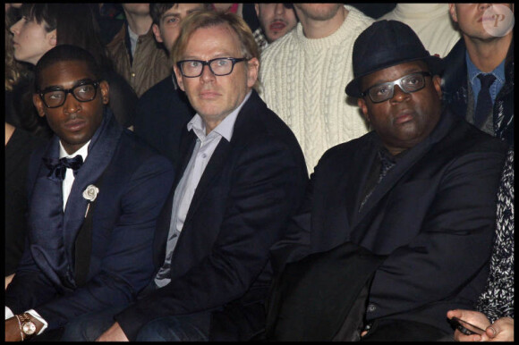 Tinie Tempah, David Collins et Isaac Julien observent du premier rang les créations de Lucas Ossendrijver pour Lanvin à Paris, le 22 janvier 2012.