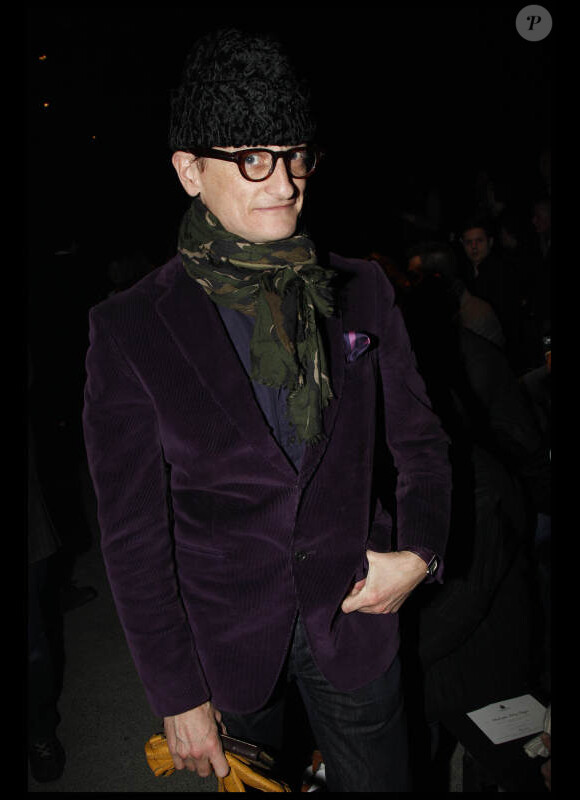 Hamish Bowles, rédacteur mode et déco d'intérieur au magazine Vogue, assistait au défilé Lanvin à Paris, le 22 janvier 2012.