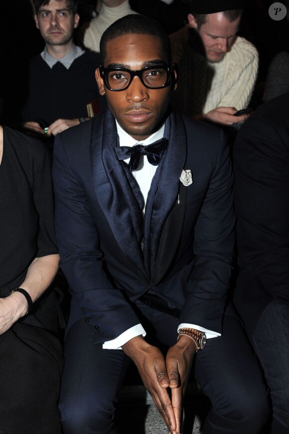 Le rappeur Tinie Tempah était sur son 31 au premier rang du défilé Lanvin automne-hiver 2012/2013 Paris, le 22 janvier 2012.