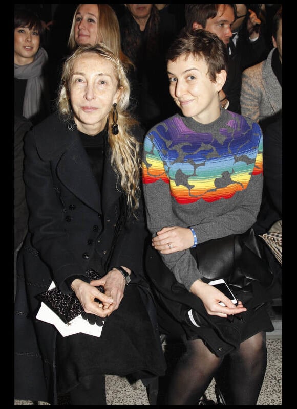 Colette Rousseau, fondatrice du concept-store Colette et sa fille Sarah Lerfel au défilé Lanvin à Paris, le 22 janvier 2012.