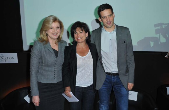 Anne Sinclair entourée d'Arianna Huffington et de Paul Ackermann, conférence de presse du lancement de la version française du Huffington Post, à Paris, le 23 janvier 2012.