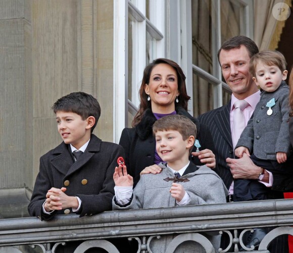 Le 15 janvier 2012, la princesse Marie faisait sa dernière apparition publique avant l'accouchement au balcon du palais royal d'Amalienborg, avec son mari le prince Joachim, leur fils de 2 ans et demi le prince Henrik et les deux garçons nés du premier mariage de Joachim, Nikolai et Felix. Neuf jours plus tard, la princesse donnait naissance à une petite princesse...
La princesse Marie de Danemark a accouché de son deuxième enfant le 24 janvier 2012 au Rigshospitalet de Copenhague. Elle a donné naissance à une petite princesse, la première fille pour le prince Joachim !