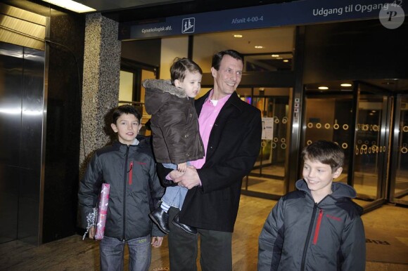 Le prince Joachim de Danemark fou de joie avec ses trois fils dans les couloirs du  Rigshospitalet de Copenhague, au petit matin du 24 janvier 2012 : la  princesse Marie vient de lui donner une fille !
