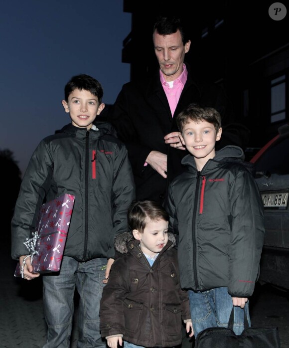 Le prince Joachim de Danemark fou de joie avec ses trois fils dans les couloirs du  Rigshospitalet de Copenhague, au petit matin du 24 janvier 2012 : la  princesse Marie vient de lui donner une fille !