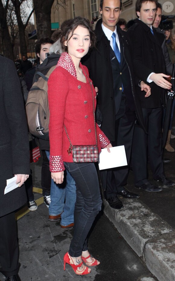 Astrid Berges-Frisbey à son arrivée au Défile Chanel Haute Couture à Paris le 24 janvier 2012
