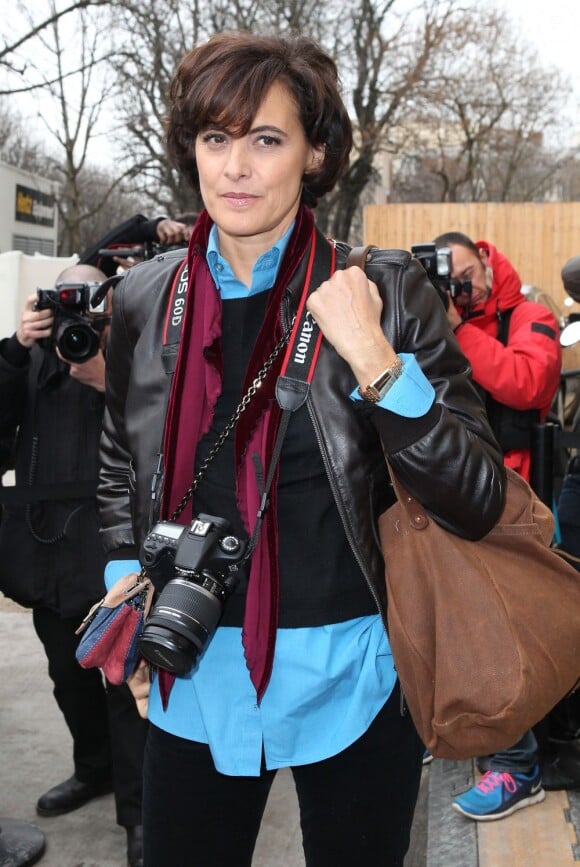 Inès de la Fressange en mode photographe à son arrivée au Défile Chanel Haute Couture à Paris le 24 janvier 2012