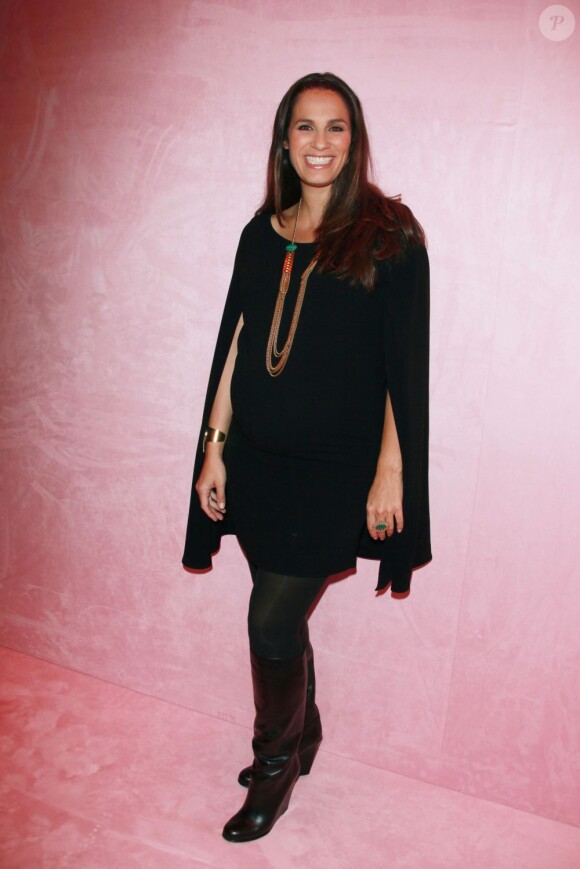 Elisa Tovati enceinte et très souriante au premier rang du défilé Zahia à Paris le 25 janvier 2012