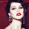 Felicity Jones tente le rouge passion sur ses lèvres pour Dolce & Gabbana.