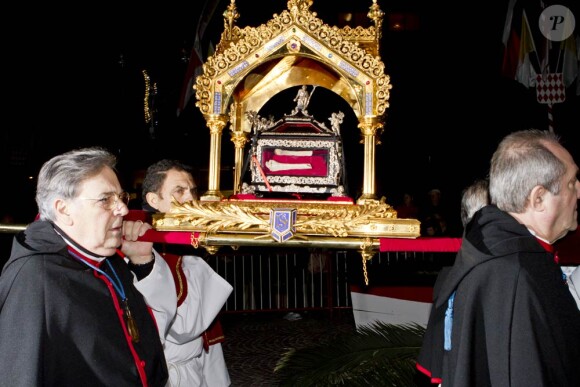 La procession des reliques de Sainte-Dévote...
Au soir du 26 janvier 2012, comme chaque année, le prince Albert II de Monaco et des membres de la famille princière monégasque ont embrasé la barque commémorant la légende de Sainte-Dévote et honorant le lien entre la principauté et sa sainte-patronne.