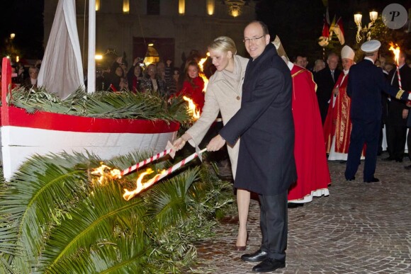 Le prince Albert et la princesse Charlene ont enflammé ensemble la nuit monégasque.
Au soir du 26 janvier 2012, comme chaque année, le prince Albert II de Monaco et des membres de la famille princière monégasque ont embrasé la barque commémorant la légende de Sainte-Dévote et honorant le lien entre la principauté et sa sainte-patronne.