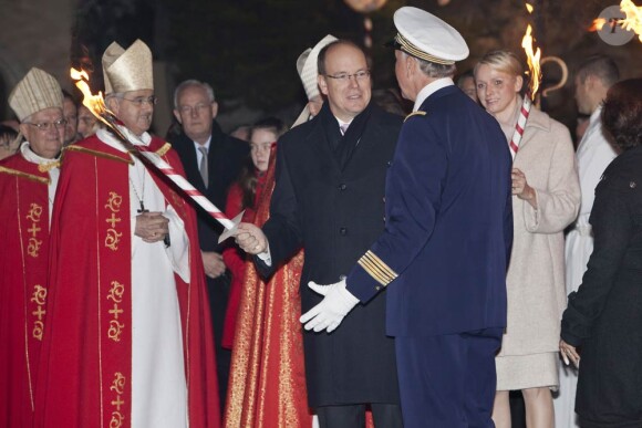 Le prince Albert, accompagné par son épouse la princesse Charlene, a mené le geste symbolique de l'embrasement de la barque.
Au soir du 26 janvier 2012, comme chaque année, le prince Albert II de Monaco et des membres de la famille princière monégasque ont embrasé la barque commémorant la légende de Sainte-Dévote et honorant le lien entre la principauté et sa sainte-patronne.