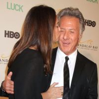 Dustin Hoffman : Amoureux et démonstratif, il bichonne sa femme sur tapis rouge