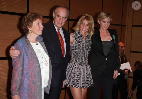 Frédéric Mitterrand a épinglé samedi 28 janvier 2012, au Majestic de Cannes, Françoise Canetti, Shakira, faites chevaliers des Arts et des Lettres, et Patricia Kaas, officier.