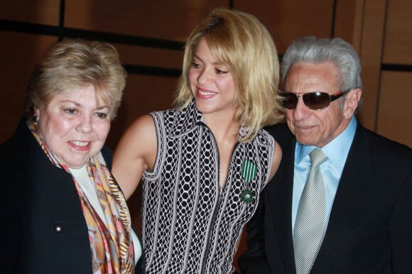 Shakira, en présence de ses parents Nidia et William, a reçu samedi 28 janvier 2012, au Majestic de Cannes, les insignes de chevalier des Arts et des Lettres. Première personnalité colombienne à recevoir cette distinction, la chanteuse a été épinglée par Frédéric Mitterrand, au cours d'une cérémonie qui a également vu Patricia Kaas et Françoise Canetti décorées.