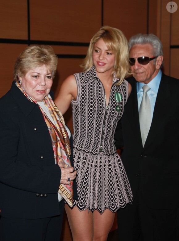 Shakira, en présence de ses parents Nidia et William, a reçu samedi 28 janvier 2012, au Majestic de Cannes, les insignes de chevalier des Arts et des Lettres. Première personnalité colombienne à recevoir cette distinction, la chanteuse a été épinglée par Frédéric Mitterrand, au cours d'une cérémonie qui a également vu Patricia Kaas et Françoise Canetti décorées.