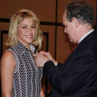 Shakira, très sexy, décorée à Cannes devant ses parents et Patricia Kaas