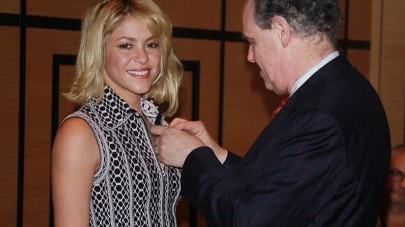 Shakira, très sexy, décorée à Cannes devant ses parents et Patricia Kaas