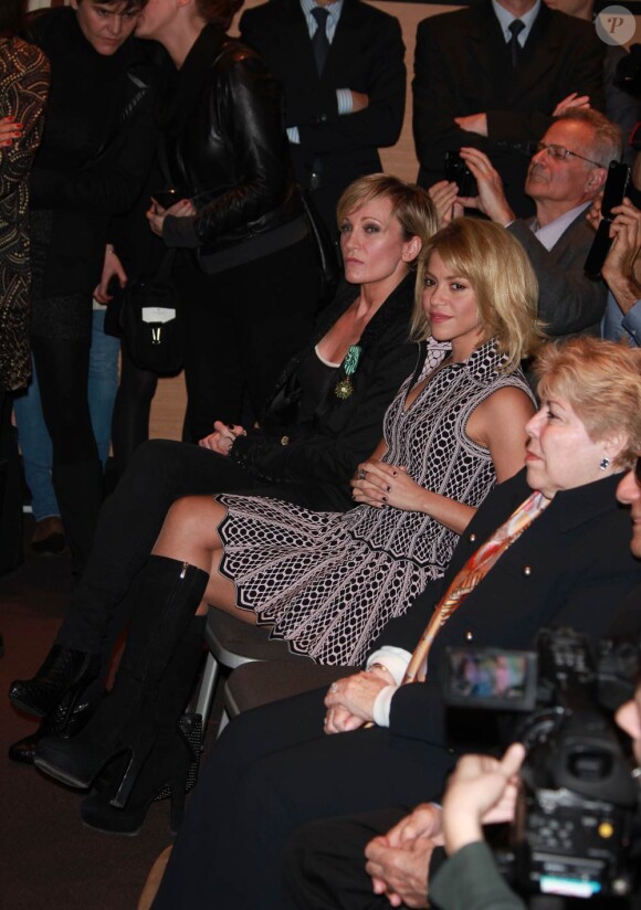 Shakira a reçu samedi 28 janvier 2012, au Majestic de Cannes, les insignes de chevalier des Arts et des Lettres. Première personnalité colombienne à recevoir cette distinction, la chanteuse a été épinglée par Frédéric Mitterrand devant ses parents, au cours d'une cérémonie qui a également vu Patricia Kaas et Françoise Canetti décorées.
